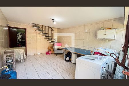 Casa à venda com 250m², 3 quartos e 2 vagas Casa à venda com 250m², 3 quartos e 2 vagasPorão - Area de Serviço