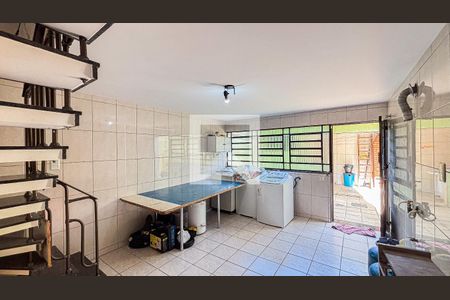 Casa à venda com 250m², 3 quartos e 2 vagas Casa à venda com 250m², 3 quartos e 2 vagasPorão - Area de Serviço