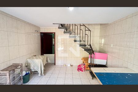 Casa à venda com 250m², 3 quartos e 2 vagas Casa à venda com 250m², 3 quartos e 2 vagasPorão - Area de Serviço