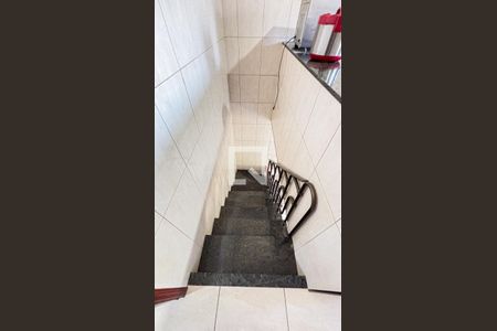 Casa à venda com 250m², 3 quartos e 2 vagas Casa à venda com 250m², 3 quartos e 2 vagasEscada