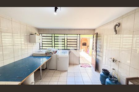 Casa à venda com 250m², 3 quartos e 2 vagas Casa à venda com 250m², 3 quartos e 2 vagasPorão - Area de Serviço