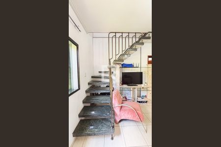 Casa à venda com 250m², 3 quartos e 2 vagas Casa à venda com 250m², 3 quartos e 2 vagasEscada