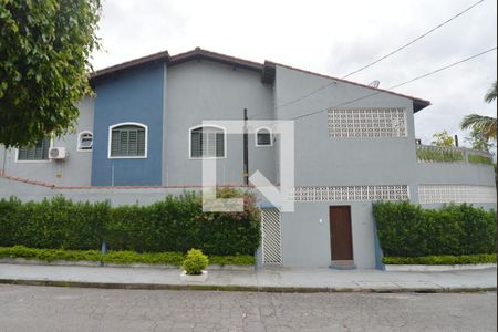 Casa à venda com 215m², 4 quartos e 2 vagasFachada