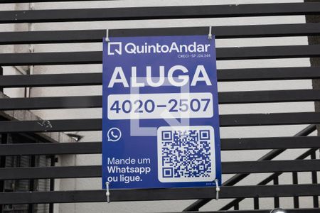 Apartamento para alugar com 38m², 2 quartos e sem vagaPlaca instalada no portão do condomínio