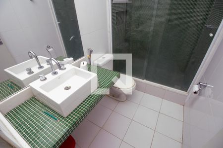 Casa de condomínio à venda com 500m², 4 quartos e 3 vagas Casa de condomínio à venda com 500m², 4 quartos e 3 vagasBanheiro quarto 4