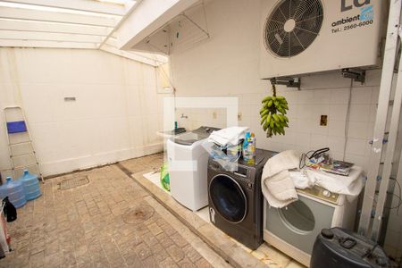 Casa de condomínio à venda com 500m², 4 quartos e 3 vagas Casa de condomínio à venda com 500m², 4 quartos e 3 vagasÁrea de Serviço