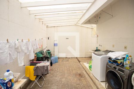 Casa de condomínio à venda com 500m², 4 quartos e 3 vagas Casa de condomínio à venda com 500m², 4 quartos e 3 vagasÁrea de Serviço