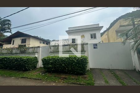 Casa de condomínio à venda com 500m², 4 quartos e 3 vagas Casa de condomínio à venda com 500m², 4 quartos e 3 vagasFachada