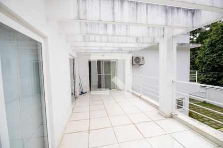 Casa de condomínio à venda com 500m², 4 quartos e 3 vagas Casa de condomínio à venda com 500m², 4 quartos e 3 vagasVaranda