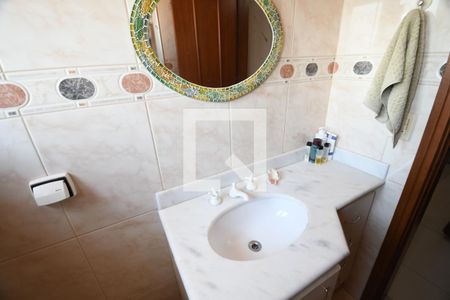 Casa de condomínio à venda com 500m², 3 quartos e 4 vagasBanheiro 2