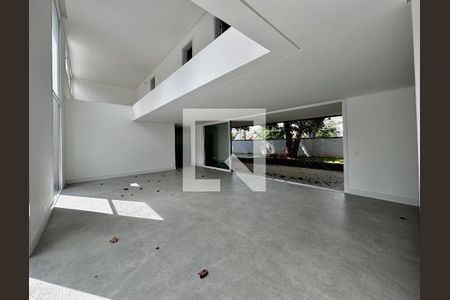 Sala de casa de condomínio à venda com 4 quartos, 812m² em Jardim Cordeiro, São Paulo