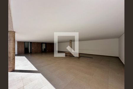 Casa à venda com 712m², 4 quartos e 4 vagas Casa à venda com 712m², 4 quartos e 4 vagasGaragem