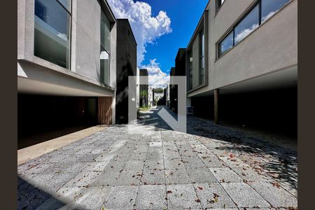 Casa à venda com 712m², 4 quartos e 4 vagas Casa à venda com 712m², 4 quartos e 4 vagasÁrea Comum