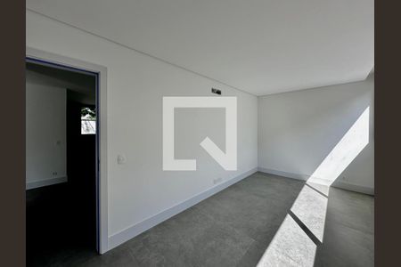 Casa à venda com 712m², 4 quartos e 4 vagas Casa à venda com 712m², 4 quartos e 4 vagasEscritório