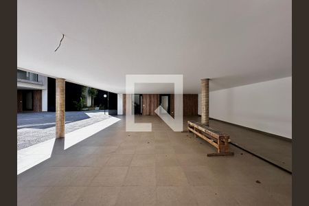 Casa à venda com 712m², 4 quartos e 4 vagas Casa à venda com 712m², 4 quartos e 4 vagasGaragem