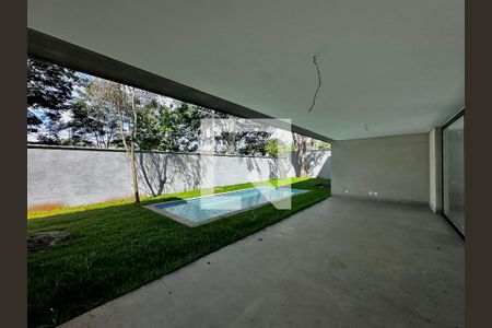 Casa à venda com 712m², 4 quartos e 4 vagas Casa à venda com 712m², 4 quartos e 4 vagasVaranda