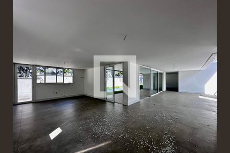 Casa à venda com 712m², 4 quartos e 4 vagas Casa à venda com 712m², 4 quartos e 4 vagasCozinha