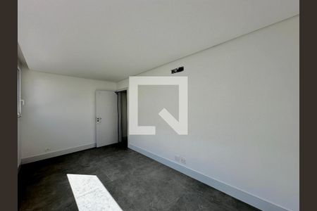 Casa à venda com 712m², 4 quartos e 4 vagas Casa à venda com 712m², 4 quartos e 4 vagasEscritório