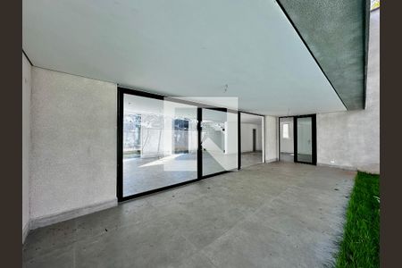 Casa à venda com 712m², 4 quartos e 4 vagas Casa à venda com 712m², 4 quartos e 4 vagasVaranda