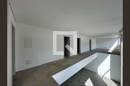 Casa à venda com 712m², 4 quartos e 4 vagas Casa à venda com 712m², 4 quartos e 4 vagasCorredor Suítes