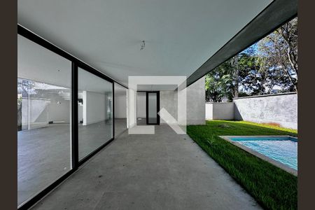 Casa à venda com 712m², 4 quartos e 4 vagas Casa à venda com 712m², 4 quartos e 4 vagasVaranda