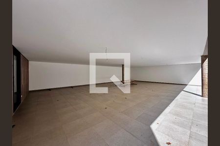 Casa à venda com 712m², 4 quartos e 4 vagas Casa à venda com 712m², 4 quartos e 4 vagasGaragem