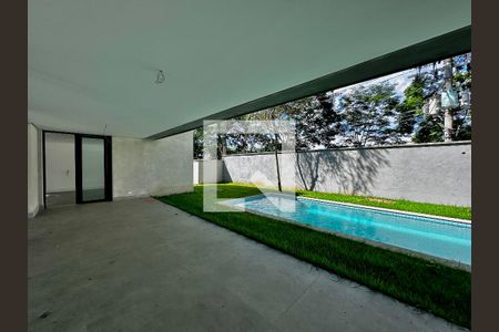 Casa à venda com 712m², 4 quartos e 4 vagas Casa à venda com 712m², 4 quartos e 4 vagasVaranda