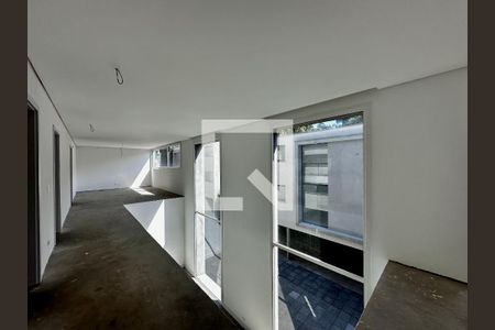 Casa à venda com 712m², 4 quartos e 4 vagas Casa à venda com 712m², 4 quartos e 4 vagasCorredor Suítes