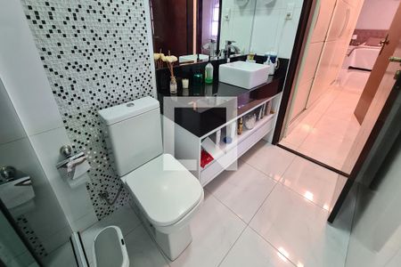 Casa à venda com 345m², 4 quartos e 7 vagas Casa à venda com 345m², 4 quartos e 7 vagasBanheiro da Suíte