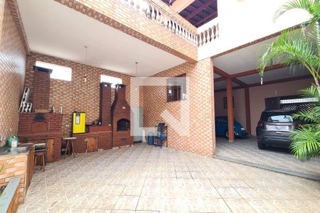 Casa à venda com 345m², 4 quartos e 7 vagas Casa à venda com 345m², 4 quartos e 7 vagasQuintal