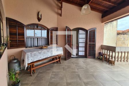 Casa à venda com 345m², 4 quartos e 7 vagas Casa à venda com 345m², 4 quartos e 7 vagasVaranda