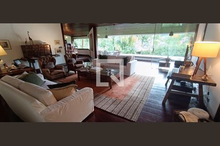 Casa para alugar com 368m², 4 quartos e 4 vagas Casa para alugar com 368m², 4 quartos e 4 vagasSala