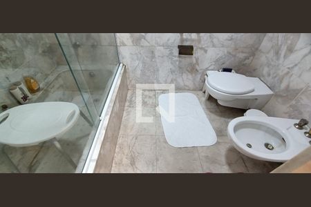 Casa para alugar com 368m², 4 quartos e 4 vagas Casa para alugar com 368m², 4 quartos e 4 vagasBanheiro da Suíte 2