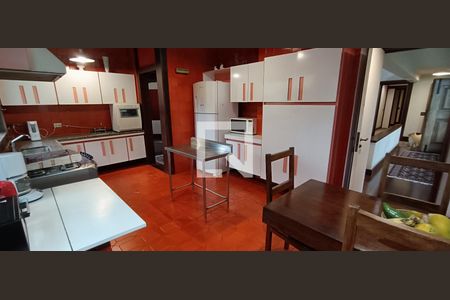 Casa para alugar com 368m², 4 quartos e 4 vagas Casa para alugar com 368m², 4 quartos e 4 vagasCozinha