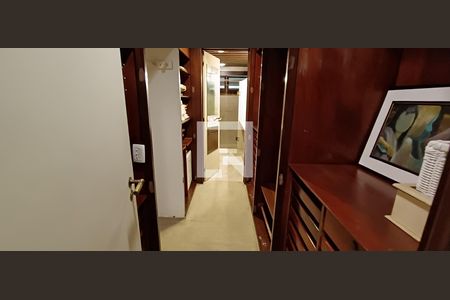 Casa para alugar com 368m², 4 quartos e 4 vagas Casa para alugar com 368m², 4 quartos e 4 vagasCloset da suíte 1