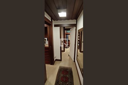 Casa para alugar com 368m², 4 quartos e 4 vagas Casa para alugar com 368m², 4 quartos e 4 vagasCorredor