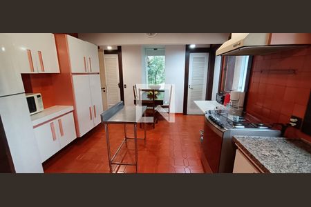 Casa para alugar com 368m², 4 quartos e 4 vagas Casa para alugar com 368m², 4 quartos e 4 vagasCozinha