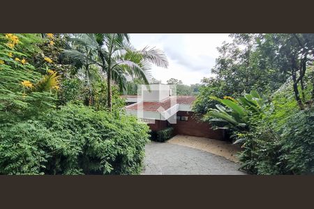 Casa para alugar com 368m², 4 quartos e 4 vagas Casa para alugar com 368m², 4 quartos e 4 vagasFachada