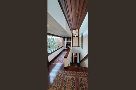 Casa para alugar com 368m², 4 quartos e 4 vagas Casa para alugar com 368m², 4 quartos e 4 vagasCorredor