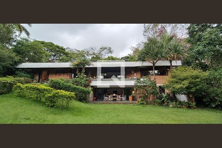 Casa para alugar com 368m², 4 quartos e 4 vagas Casa para alugar com 368m², 4 quartos e 4 vagasFachada