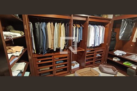 Casa para alugar com 368m², 4 quartos e 4 vagas Casa para alugar com 368m², 4 quartos e 4 vagasCloset da suíte 2