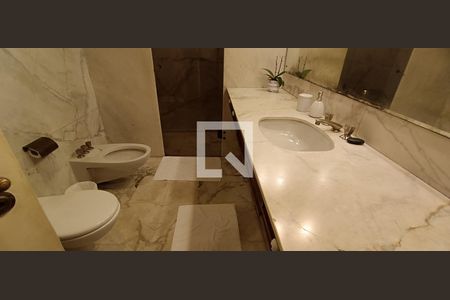 Casa para alugar com 368m², 4 quartos e 4 vagas Casa para alugar com 368m², 4 quartos e 4 vagasBanheiro da Suíte 1