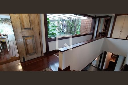 Casa para alugar com 368m², 4 quartos e 4 vagas Casa para alugar com 368m², 4 quartos e 4 vagasCorredor