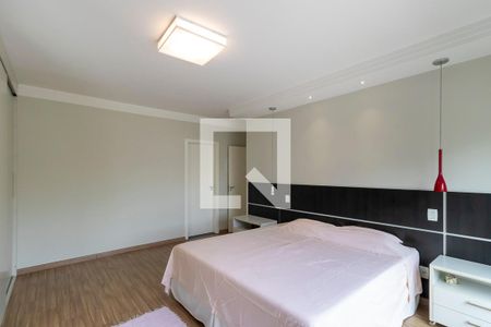 Casa de condomínio à venda com 322m², 4 quartos e 4 vagasSuíte