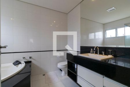 Casa de condomínio à venda com 322m², 4 quartos e 4 vagasBanheiro da suíte 