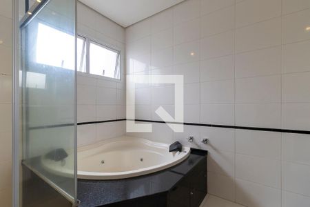 Casa de condomínio à venda com 322m², 4 quartos e 4 vagasBanheiro da suíte 