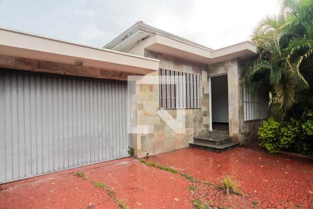 Casa à venda com 250m², 3 quartos e 6 vagas Casa à venda com 250m², 3 quartos e 6 vagasÁrea externa