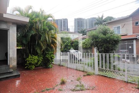 Casa à venda com 250m², 3 quartos e 6 vagas Casa à venda com 250m², 3 quartos e 6 vagasÁrea externa