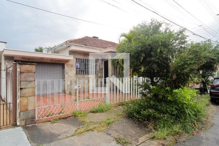 Casa à venda com 250m², 3 quartos e 6 vagas Casa à venda com 250m², 3 quartos e 6 vagasFachada
