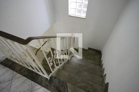 Casa à venda com 220m², 3 quartos e 3 vagasEscada